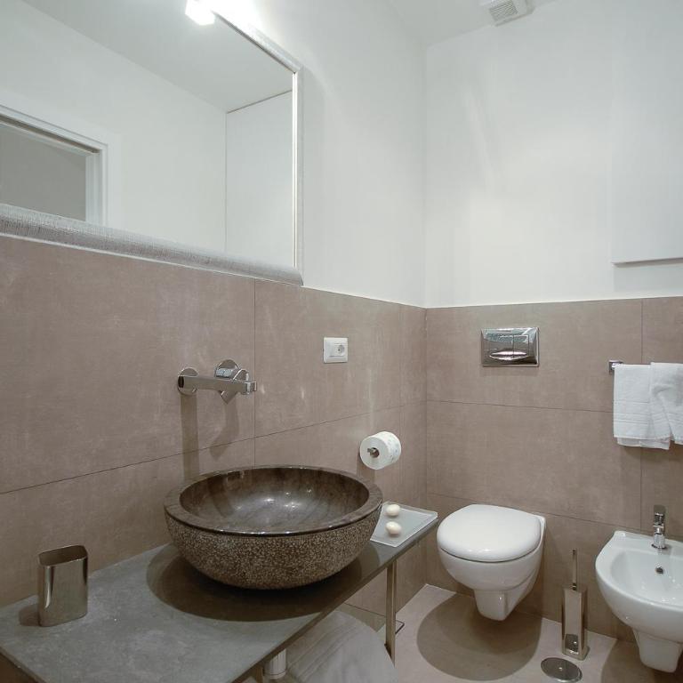 Easydomus Rome - Two-Bedroom Apartment - Address: Via del Colosseo 23 - 15
