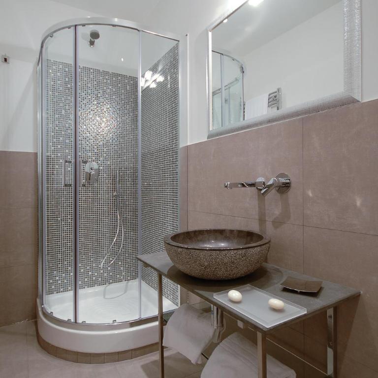 Easydomus Rome - Two-Bedroom Apartment - Address: Via del Colosseo 23 - 16