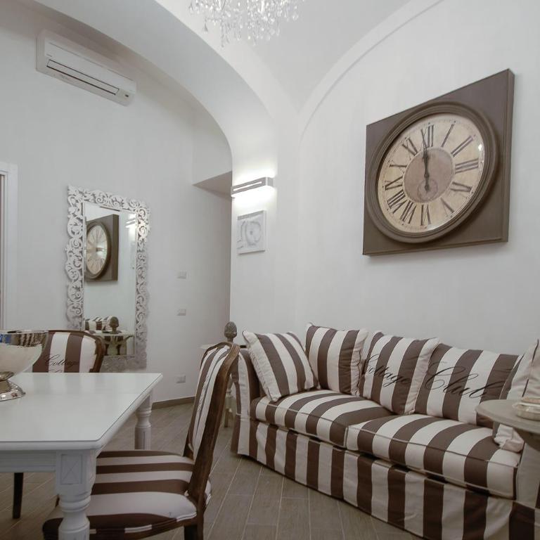 Easydomus Rome - Two-Bedroom Apartment - Address: Via del Colosseo 23 - 24