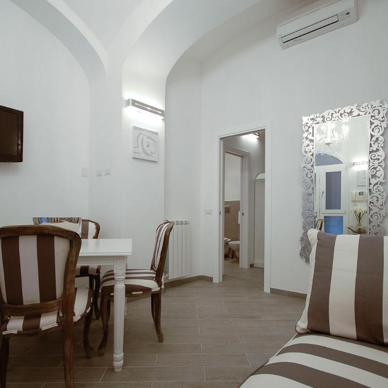 Easydomus Rome - Two-Bedroom Apartment - Address: Via del Colosseo 23 - 25