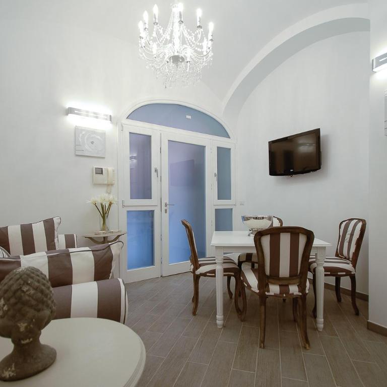 Easydomus Rome - Two-Bedroom Apartment - Address: Via del Colosseo 23 - 26