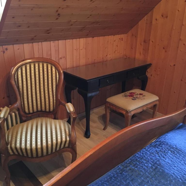 Historic Hotel Steinbock - Doppelzimmer mit Blick auf die Kirche - 9