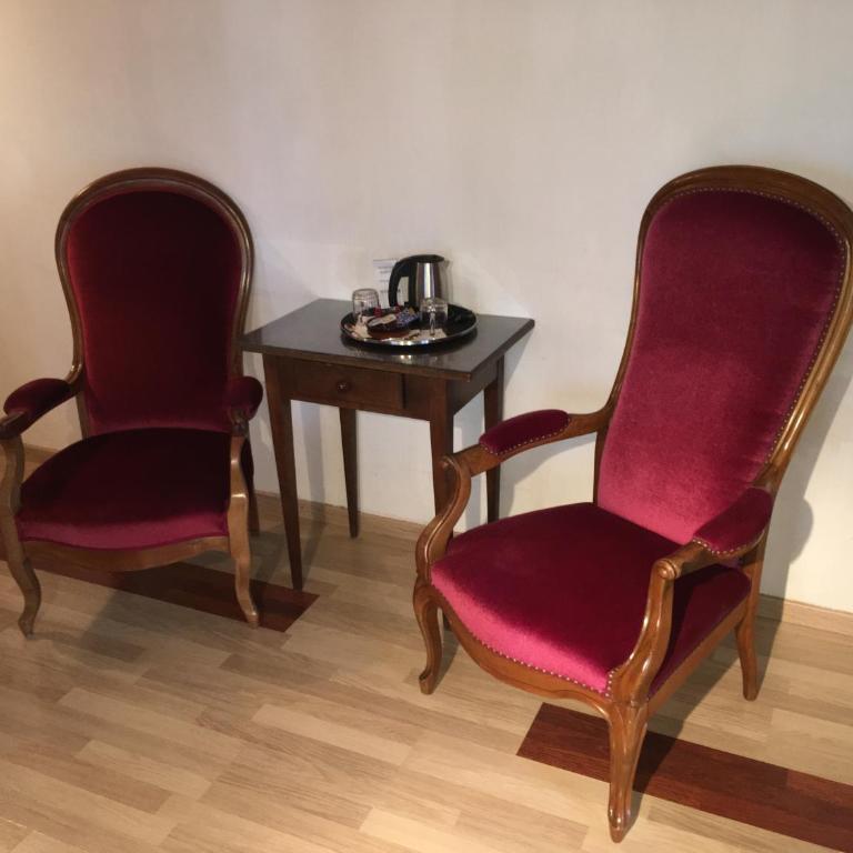 Historic Hotel Steinbock - Doppelzimmer mit Blick auf die Kirche - 8