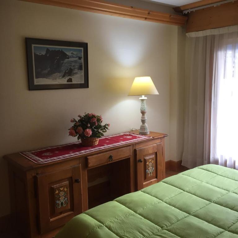 Front Ski Slope Chamonix Apartment - Apartment with Mountain View - 14