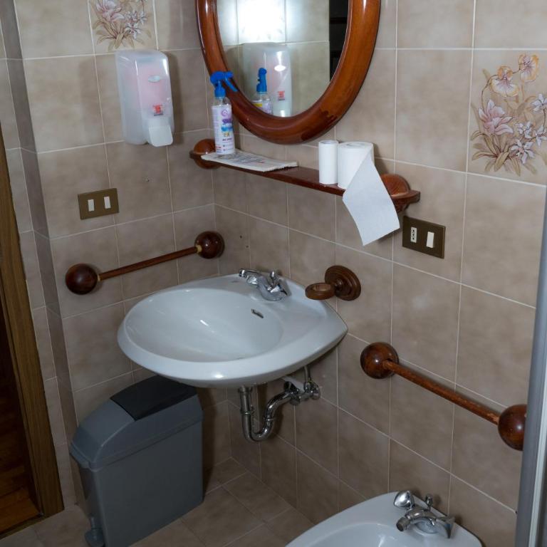 Hotel Fiames - Camera Doppia con Letti Singoli e Bagno in Comune - 14