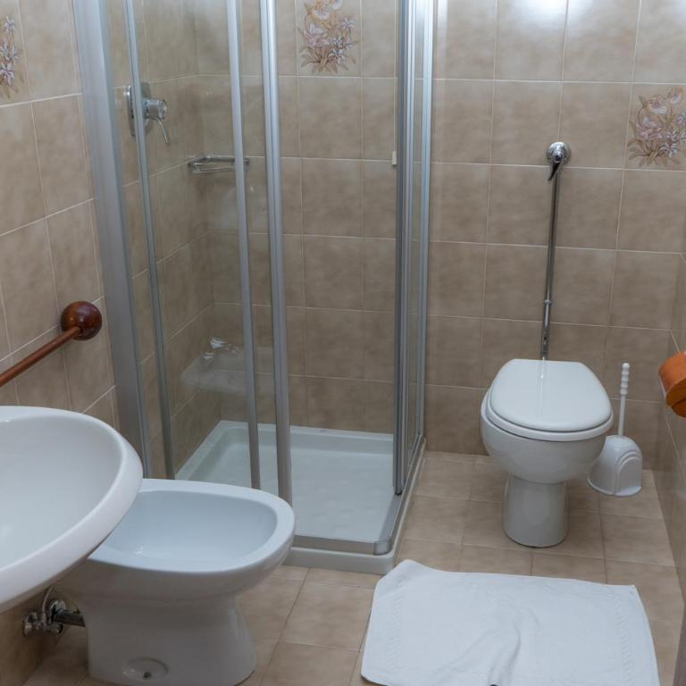 Hotel Fiames - Camera Doppia con Letti Singoli e Bagno in Comune - 2