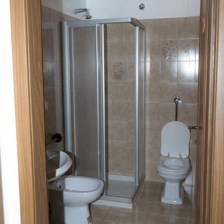 Hotel Fiames - Camera Doppia con Letti Singoli e Bagno in Comune - 1