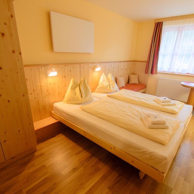 JUFA Hotel Donnersbachwald - Familienzimmer mit 2 Schlafzimmern - 1