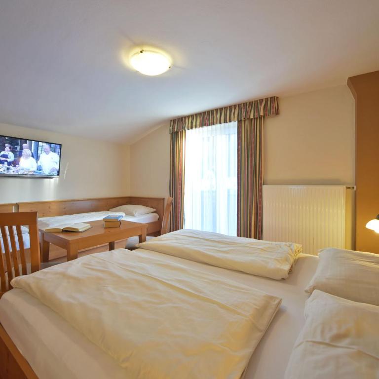 Pension Piovesan - Vierbettzimmer mit Balkon - 8