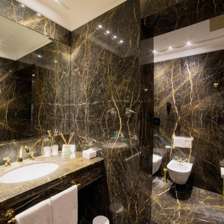 Hotel Ai Reali - Small Luxury Hotels of the World - Suite con Vista Canale - 8