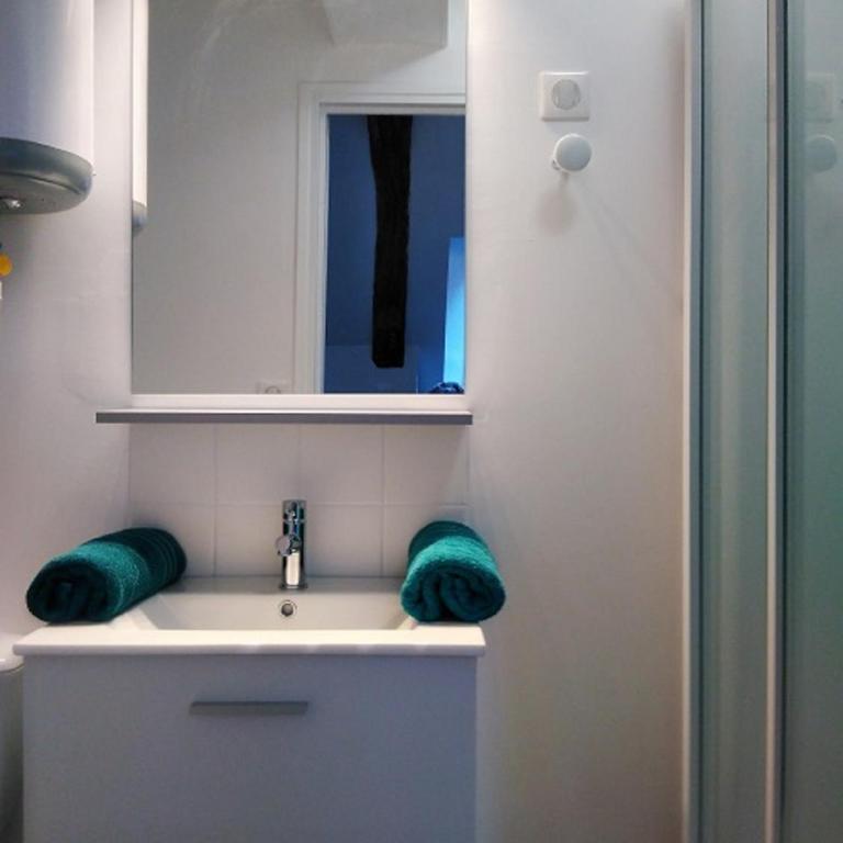 L établissement LA PLAGE A 2 PAS vous propose, 3 Appartements DEUX chambres, 1 appartement une pièce , NETFLIX, lits faits à votre arrivée, serviettes de toilette, Ménage, Wifi, en hyper centre ,Plage à 100m, BOX à Vélos, paiement 3 fois sans frais - Studio - 7