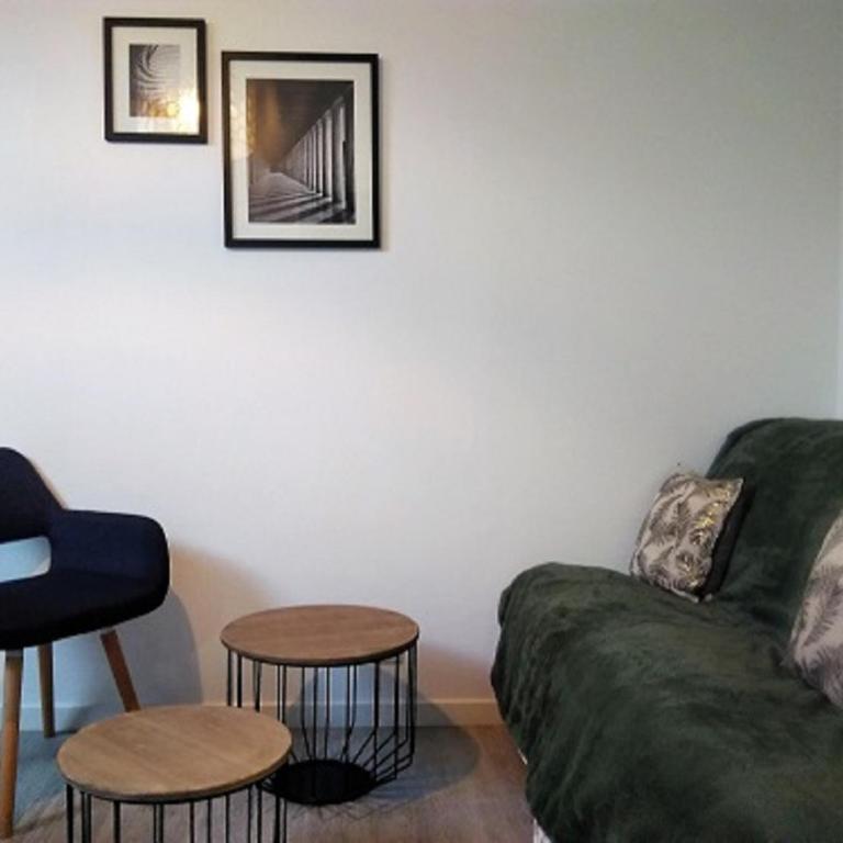 L établissement LA PLAGE A 2 PAS vous propose, 3 Appartements DEUX chambres, 1 appartement une pièce , NETFLIX, lits faits à votre arrivée, serviettes de toilette, Ménage, Wifi, en hyper centre ,Plage à 100m, BOX à Vélos, paiement 3 fois sans frais - Studio - 9
