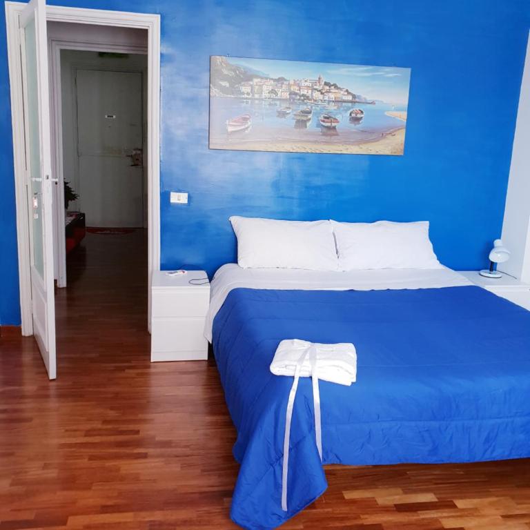 Blue Crystal NAPOLI ROOMS - Camera Tripla con Balcone e Bagno in Comune - 21