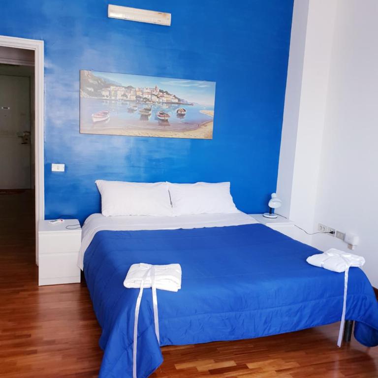 Blue Crystal NAPOLI ROOMS - Camera Tripla con Balcone e Bagno in Comune - 22