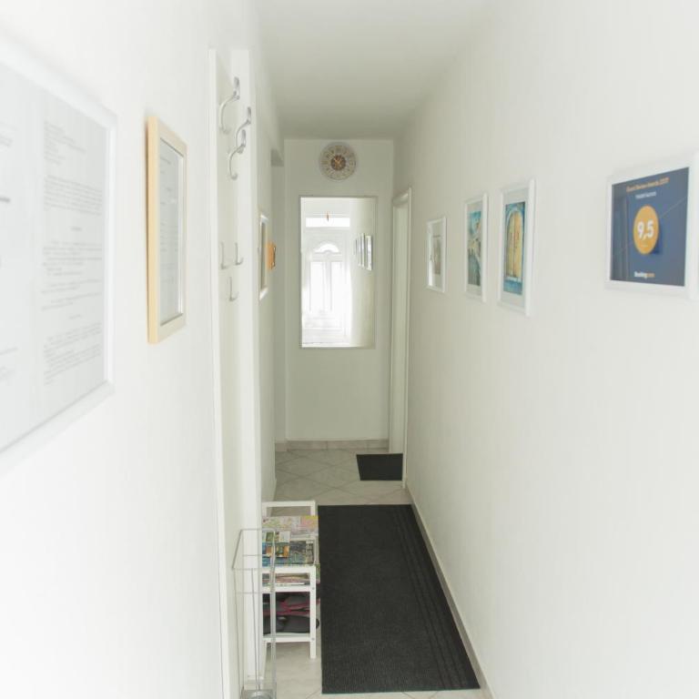 Guesthouse Aurora - Double Room with Private Bathroom - 9