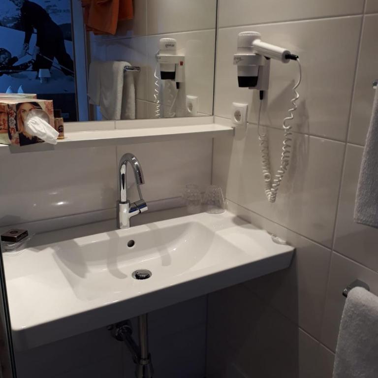 Alpenpension Maderer - Doppelzimmer mit Balkon - 11
