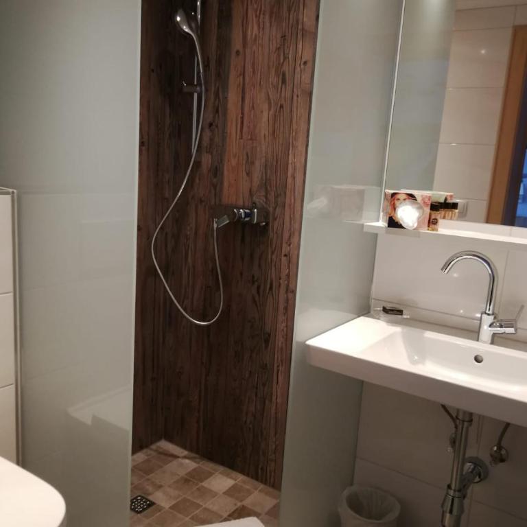 Alpenpension Maderer - Doppelzimmer mit Balkon - 6
