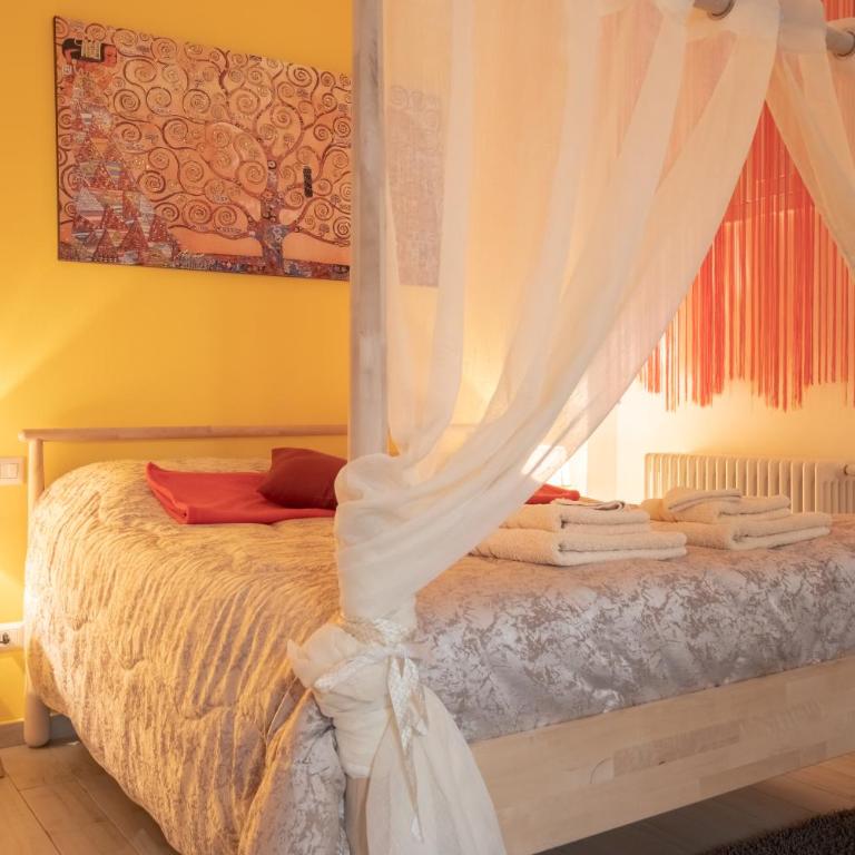 Arpa Apartments Bologna Center - Family Studio with Private Bathroom - 1