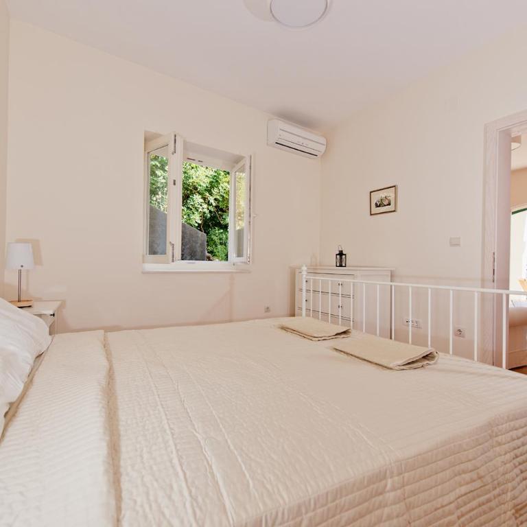 Apartment Olivia - Two-Bedroom Apartment with Pool View - 16