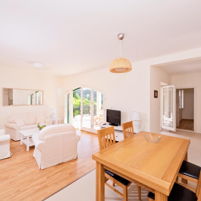 Apartment Olivia - Two-Bedroom Apartment with Pool View - 13