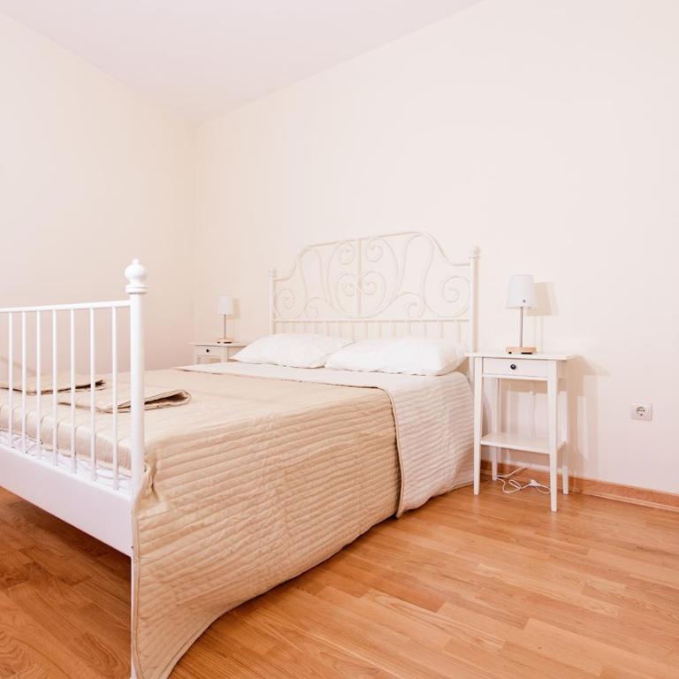 Apartment Olivia - Two-Bedroom Apartment with Pool View - 1