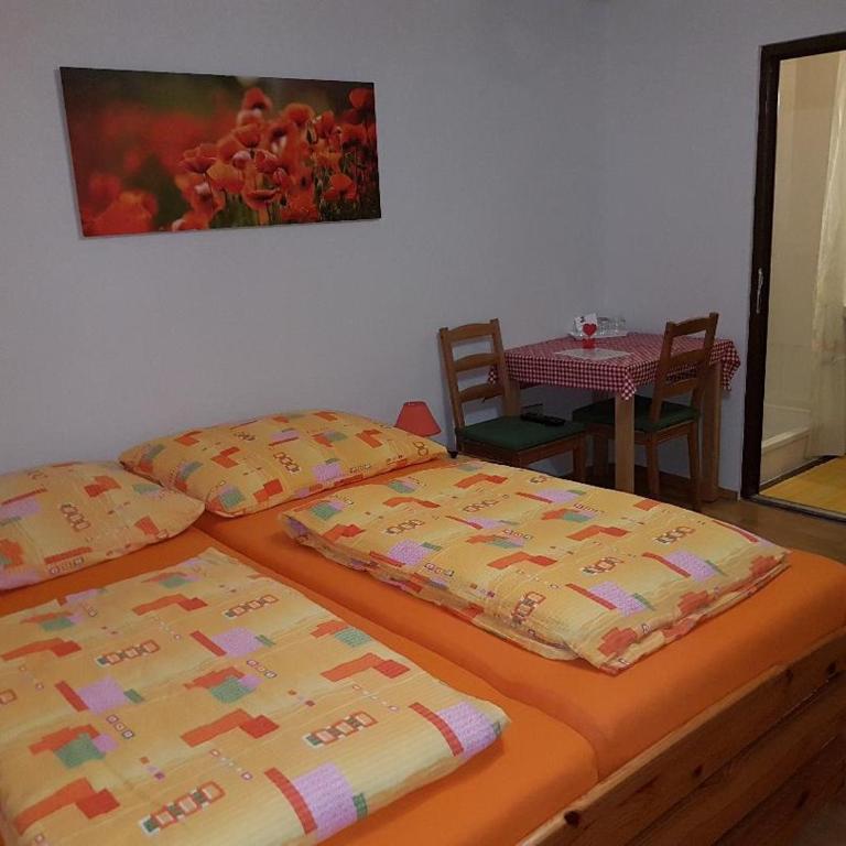 Pension Haus Rohrmoser - Dreibettzimmer mit eigenem Bad - 4
