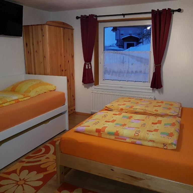 Pension Haus Rohrmoser - Dreibettzimmer mit eigenem Bad - 2