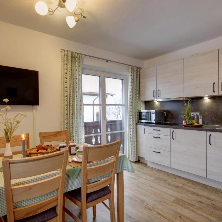 Ferienwohnungen Haus Martin - Apartment mit Balkon - 1