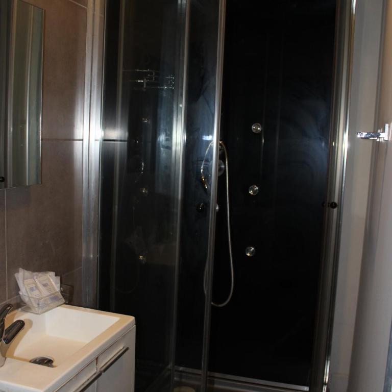 BCN Condal Hostal - Double or Twin Room with Shared Bathroom - 6