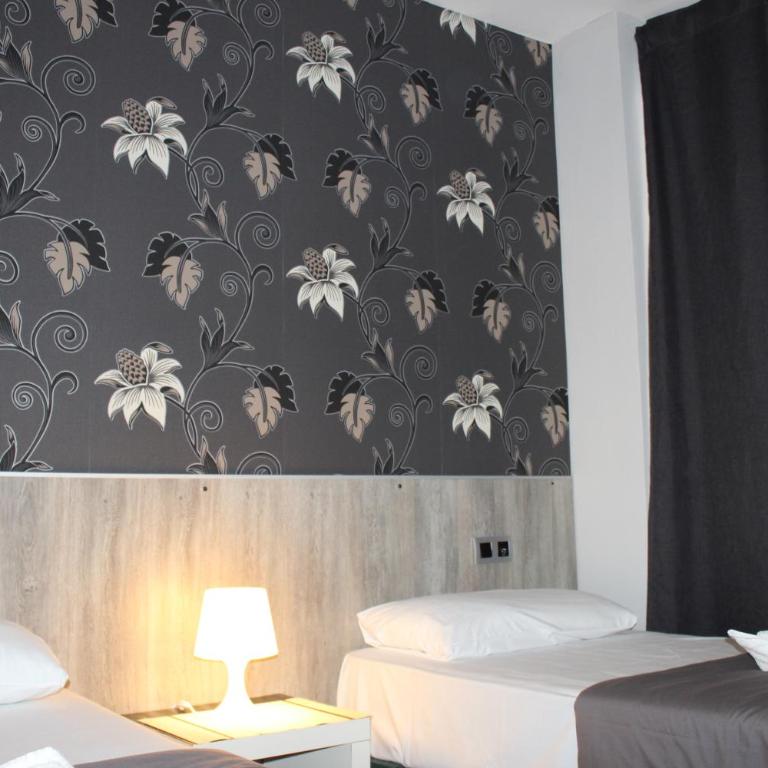 BCN Condal Hostal - Double or Twin Room with Shared Bathroom - 9