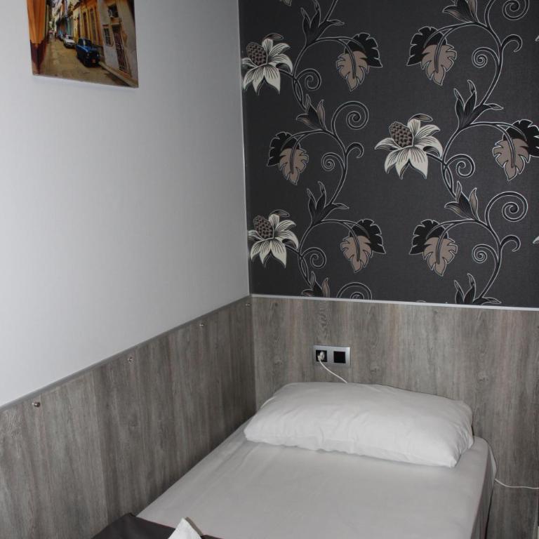 BCN Condal Hostal - Double or Twin Room with Shared Bathroom - 12