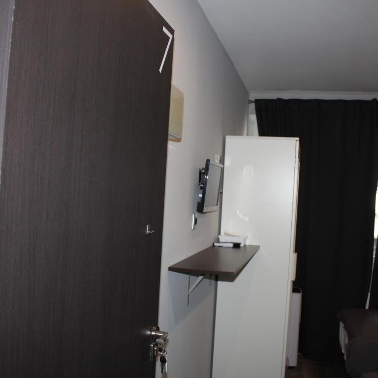 BCN Condal Hostal - Double or Twin Room with Shared Bathroom - 15