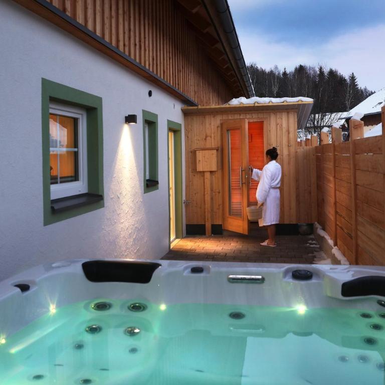 Landschützer's Country Suites - Deluxe Suite mit Whirlpool-Badewanne - 2