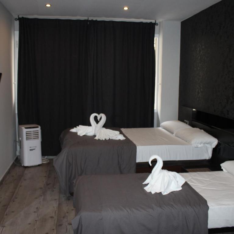 BCN Condal Hostal - Family or Triple Room with Private Bathroom - 4