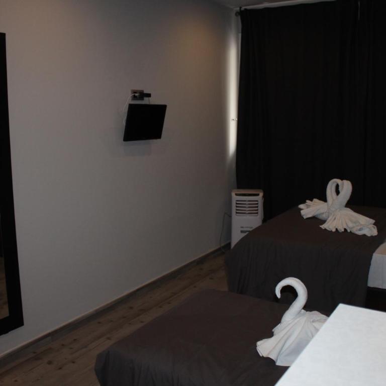 BCN Condal Hostal - Family or Triple Room with Private Bathroom - 6
