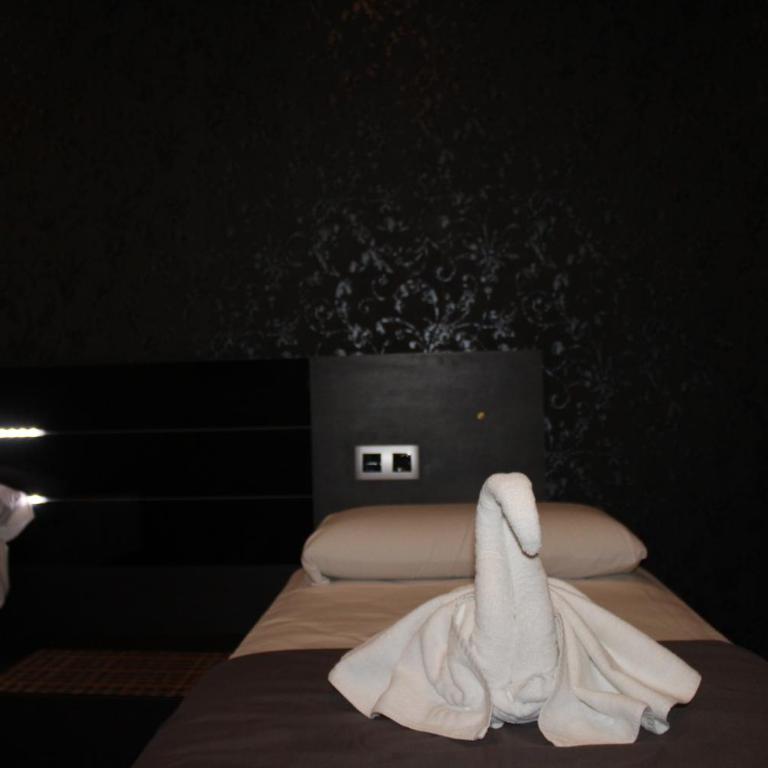 BCN Condal Hostal - Family or Triple Room with Private Bathroom - 8