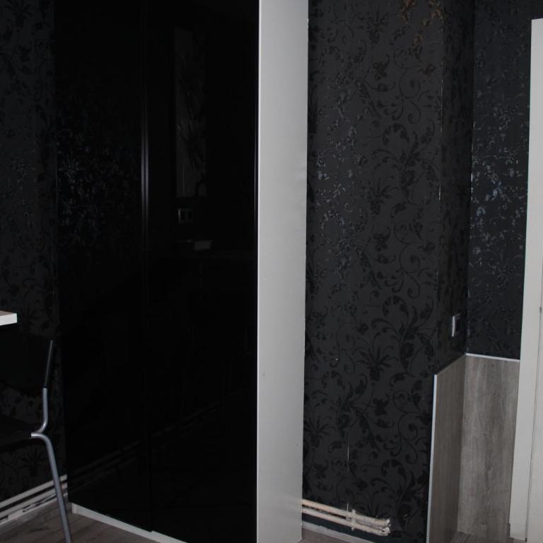 BCN Condal Hostal - Family or Triple Room with Private Bathroom - 9