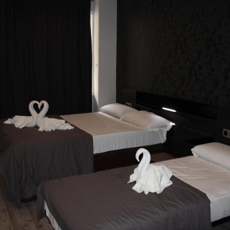 BCN Condal Hostal - Family or Triple Room with Private Bathroom - 12