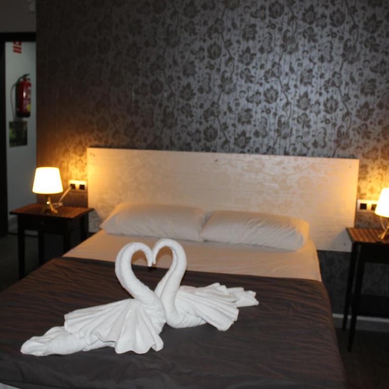 BCN Condal Hostal - Family or Triple Room with Private Bathroom - 14