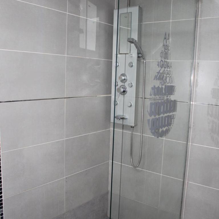 BCN Condal Hostal - Family or Triple Room with Private Bathroom - 2