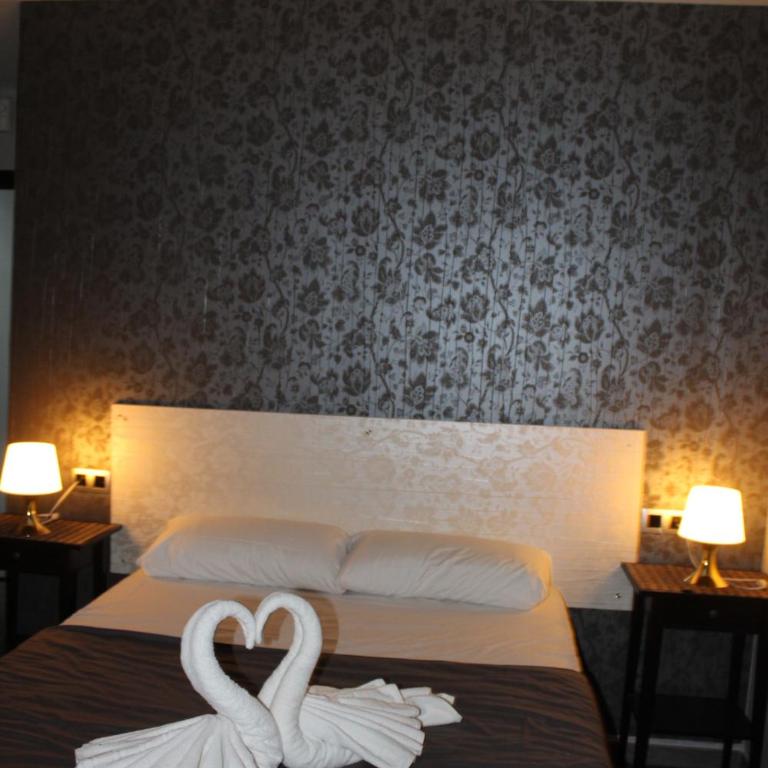 BCN Condal Hostal - Family or Triple Room with Private Bathroom - 3