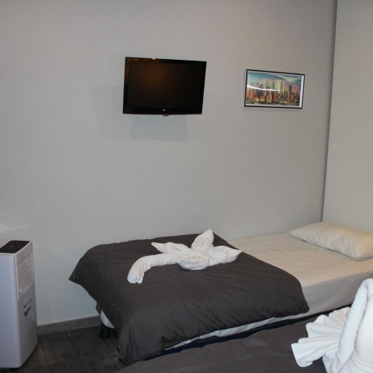 BCN Condal Hostal - Family or Triple Room with Private Bathroom - 5