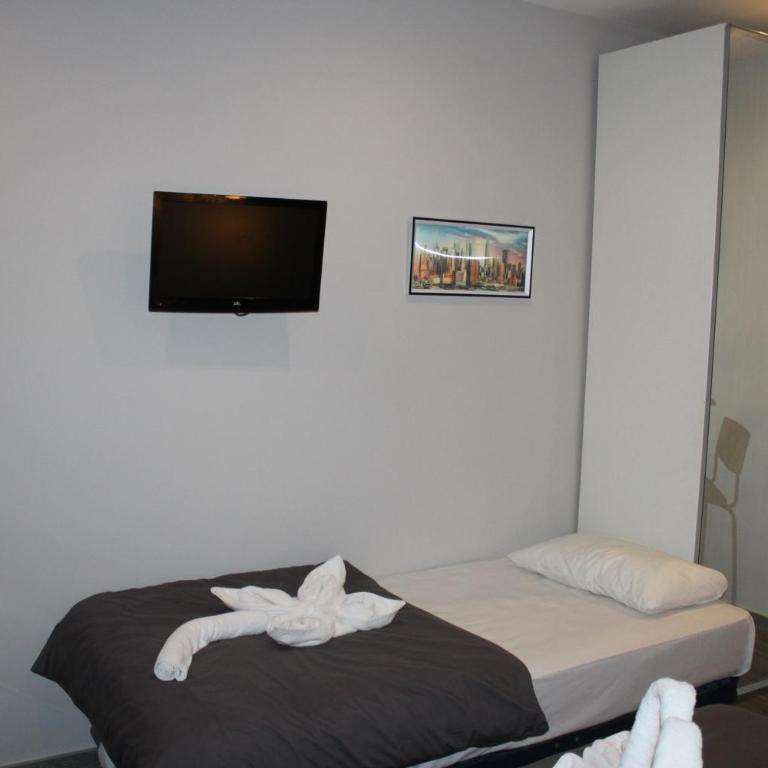 BCN Condal Hostal - Family or Triple Room with Private Bathroom - 7