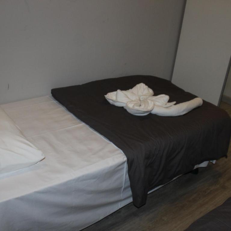 BCN Condal Hostal - Family or Triple Room with Private Bathroom - 13