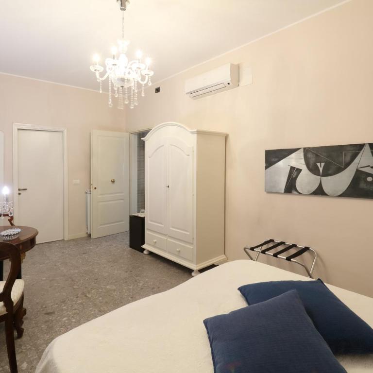 Porta Di Mezzo Luxury Suites & Rooms - Large Double Room - 4
