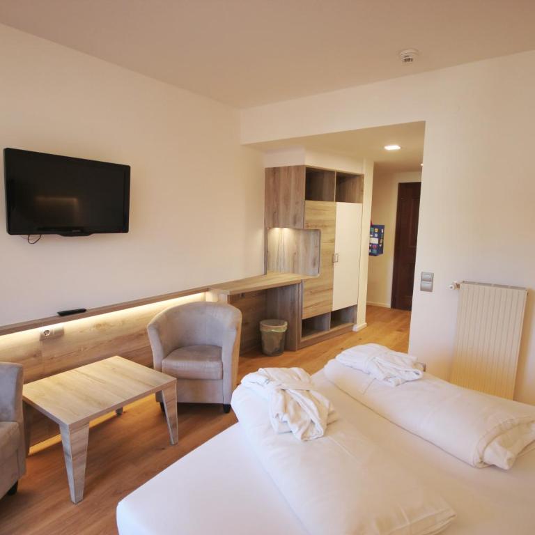Familienhotel Post - Doppelzimmer mit Balkon - 6