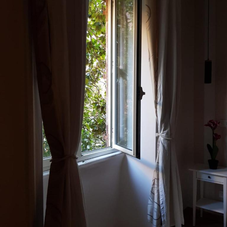 Monti49 GuestHouse - Camera Tripla Comfort - 11