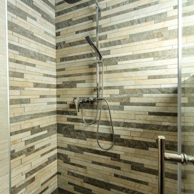 Alpine Rooms Guesthouse - Camera Tripla con Bagno Privato - 2