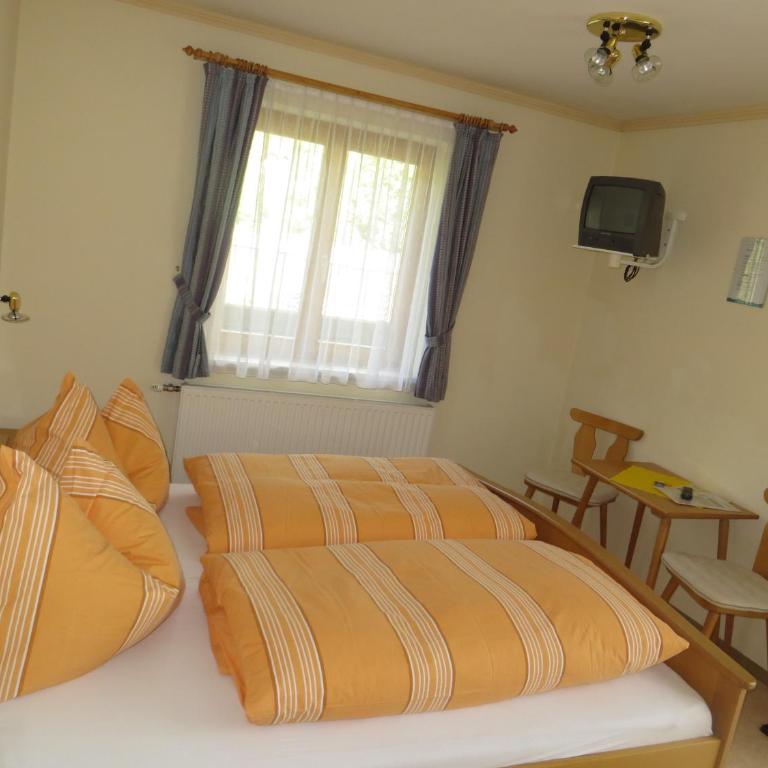 Pension Theresia - Doppelzimmer mit Balkon - 10