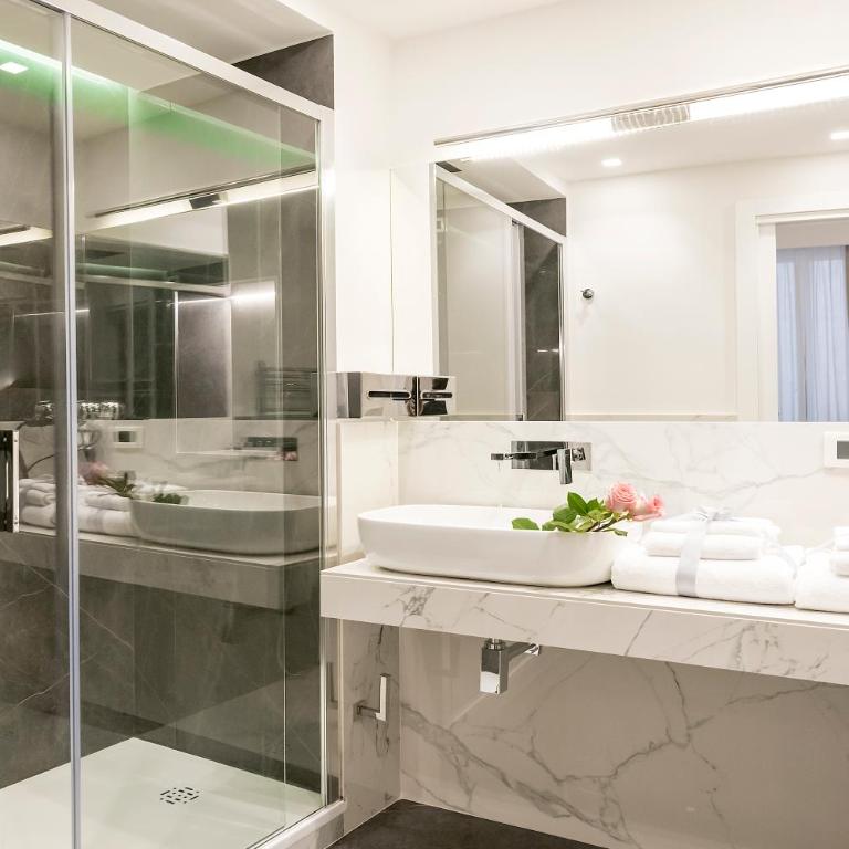 Navona Style - Queen Room with Spa Bath - 1